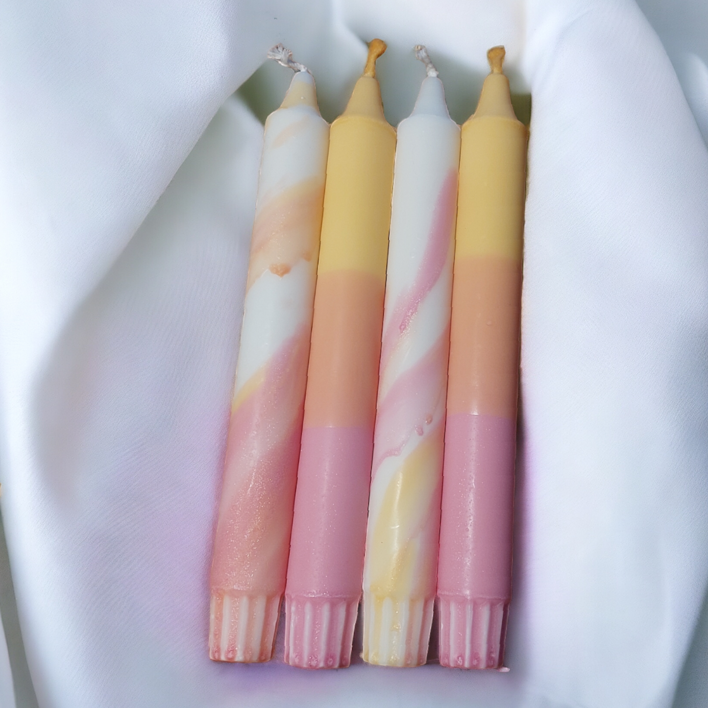 Páska kerti blönduð Gul & Bleik | 4 stk Handlituð kerti